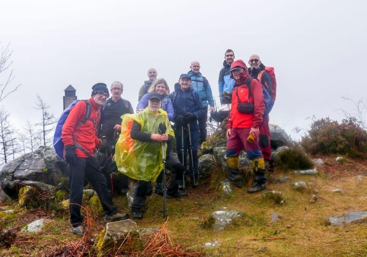 Los montañeros del Depor durante su anterior salida en la cumbre de Arbarain.