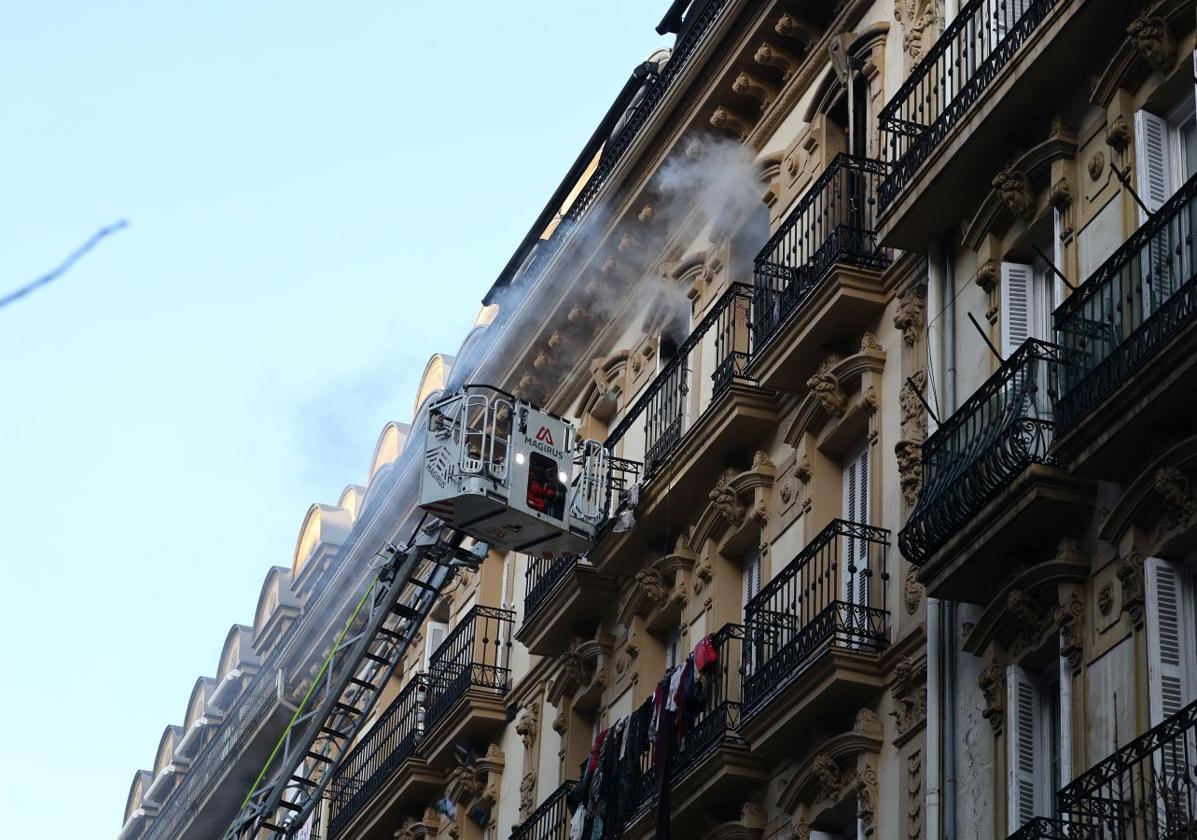 El humo seguía saliendo esta mañana del edificio afectado por el incendio ya que aún no se ha dado por extinguido