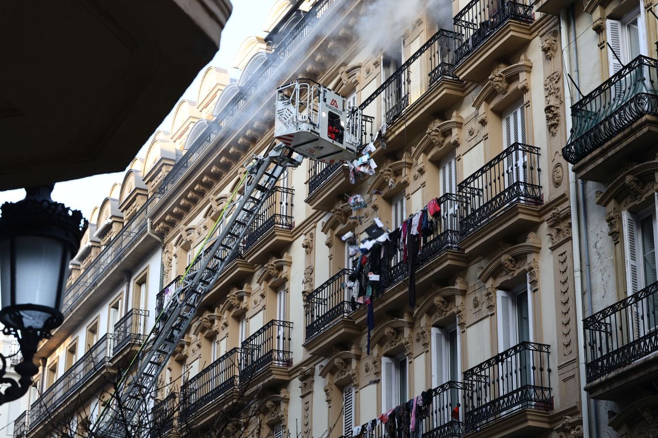 Habitaciones llenas de basura en el interior del piso incendiado