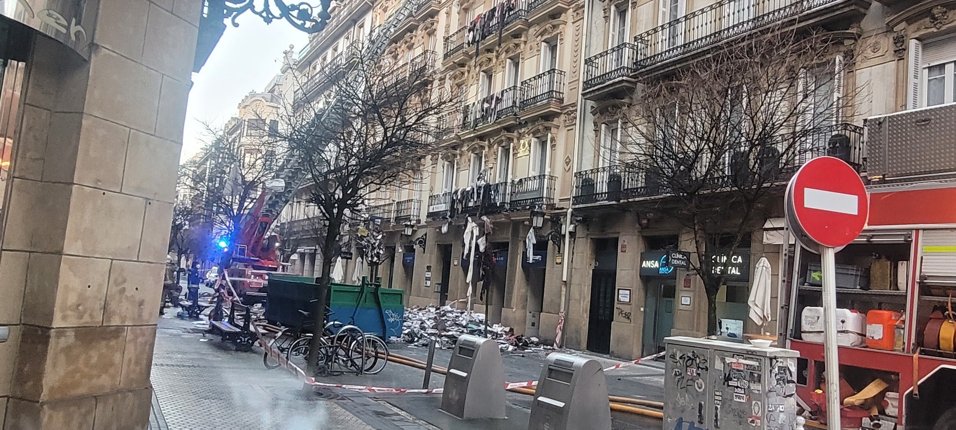 Incendio en la calle San Marcial: «Lo que se ve es sólo el 20% de lo que tienen ahí dentro»