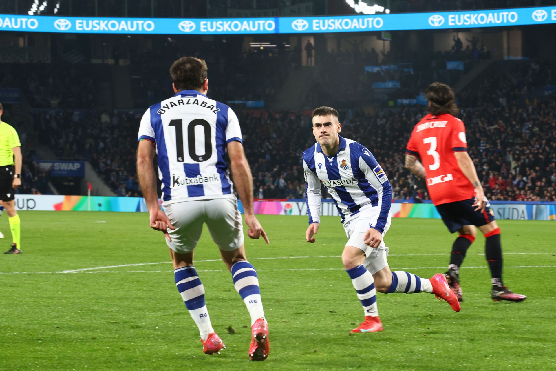 Barrenetxea celebra su gol ante Osasuna con Mikel Oyarzabal.