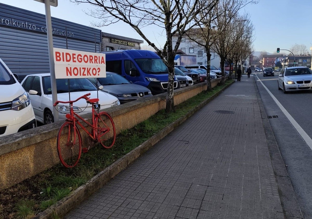 Una de las bicicletas que, junto a un cartel, pide la construcción del bidegorri.