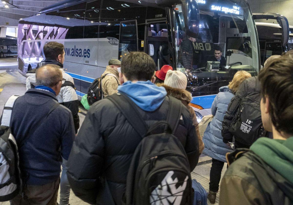 Viajeros en la estación de autobuses de San Sebastián.