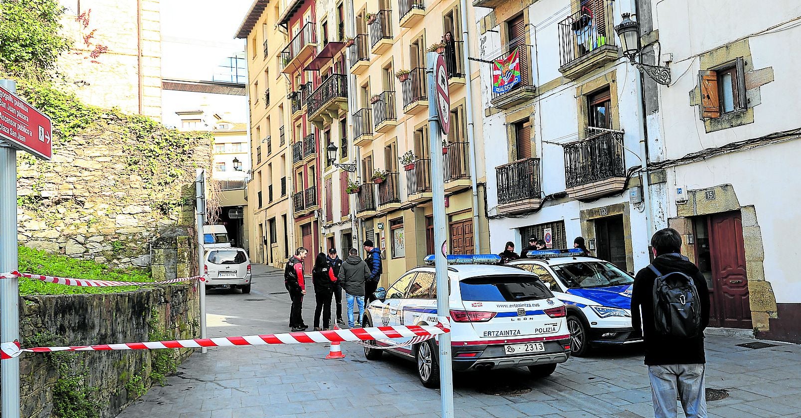 Una decena de agentes de la Ertzaintza inspeccionó junto al detenido el domicilio en el que residía en Irun.