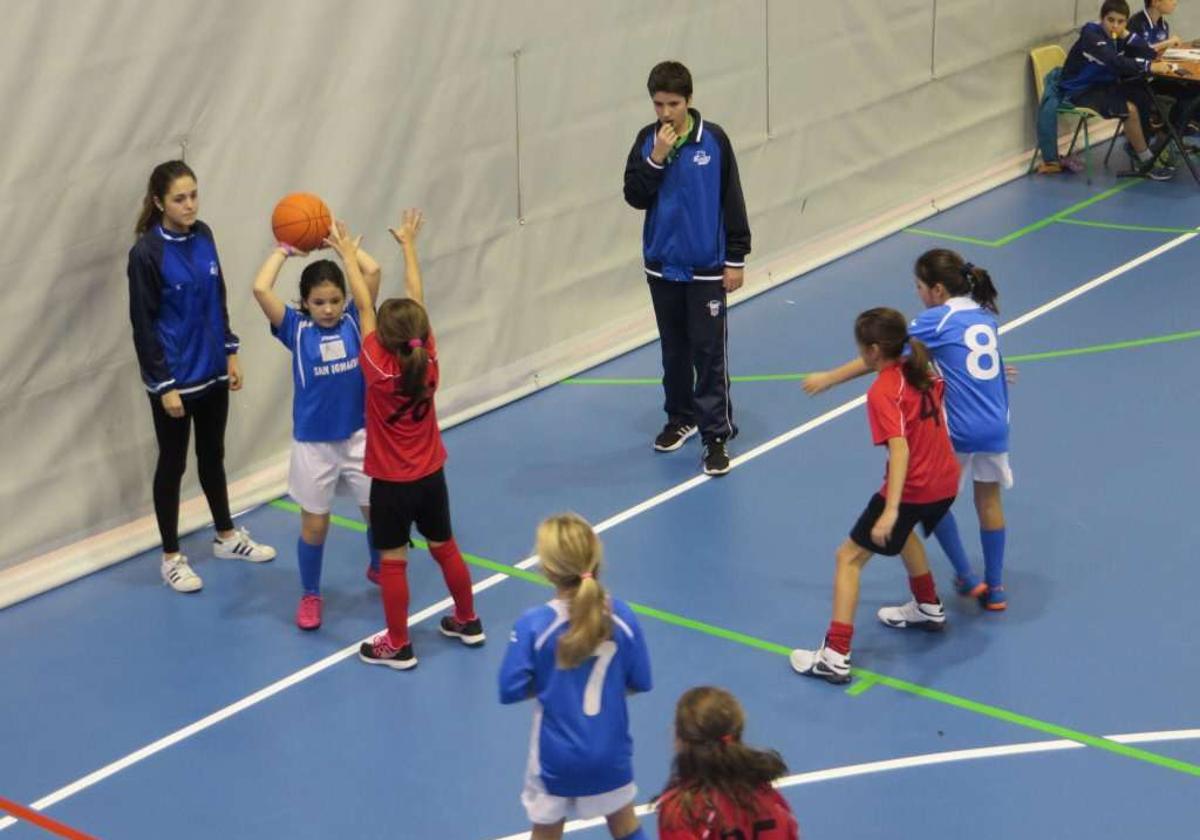 Imagen de archivo de un partido de deporte escolar en Gipuzkoa.