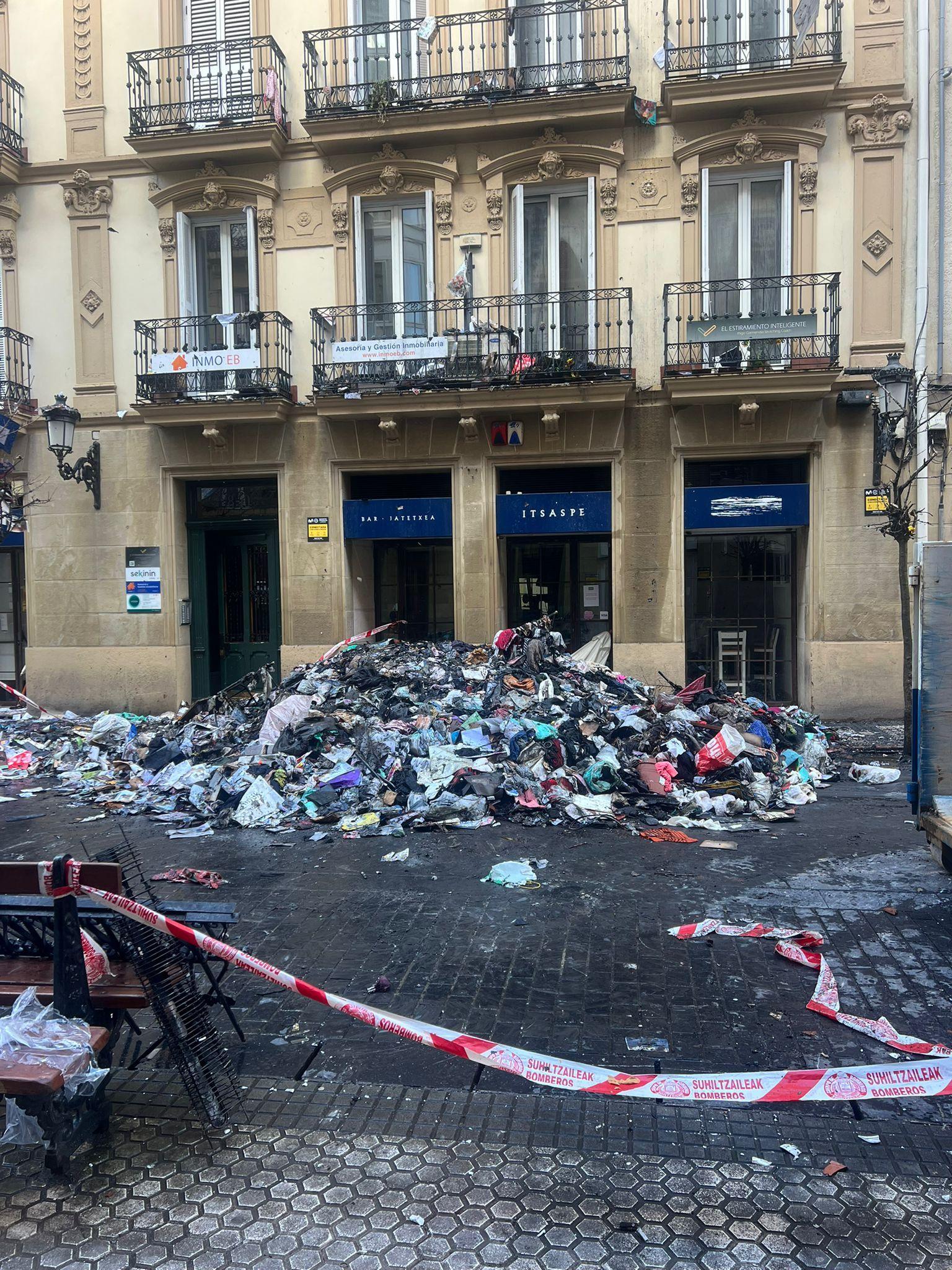 Habitaciones llenas de basura en el interior del piso incendiado