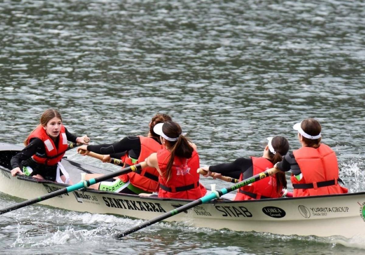 Las integrantes del bote Mutriku A de la categoría infantil han ganado las cuatro primeras pruebas.