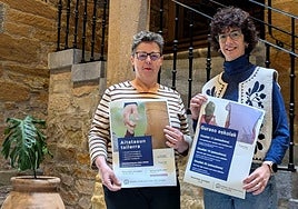 Edurne Korta Hezkuntza teknikaria eta Leire Sarasua zinegotzia saioen kartelak erakusten.