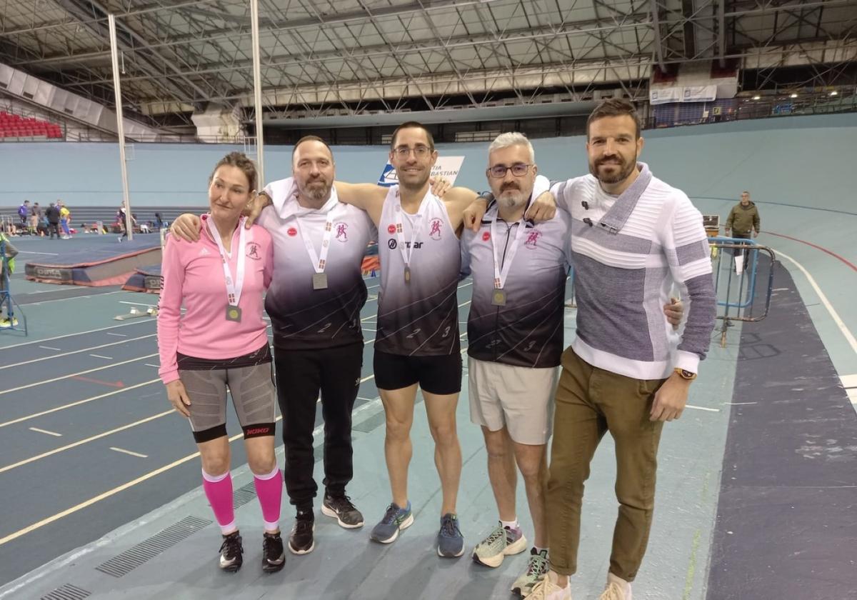 Los atletas de Argixao tras su formidable actuación en el velódromo de Anoeta.