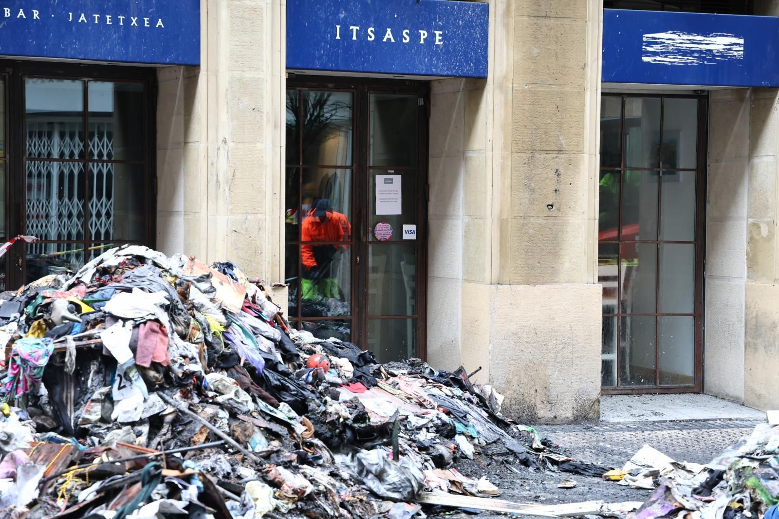 Los bomberos sacan kilos de basura