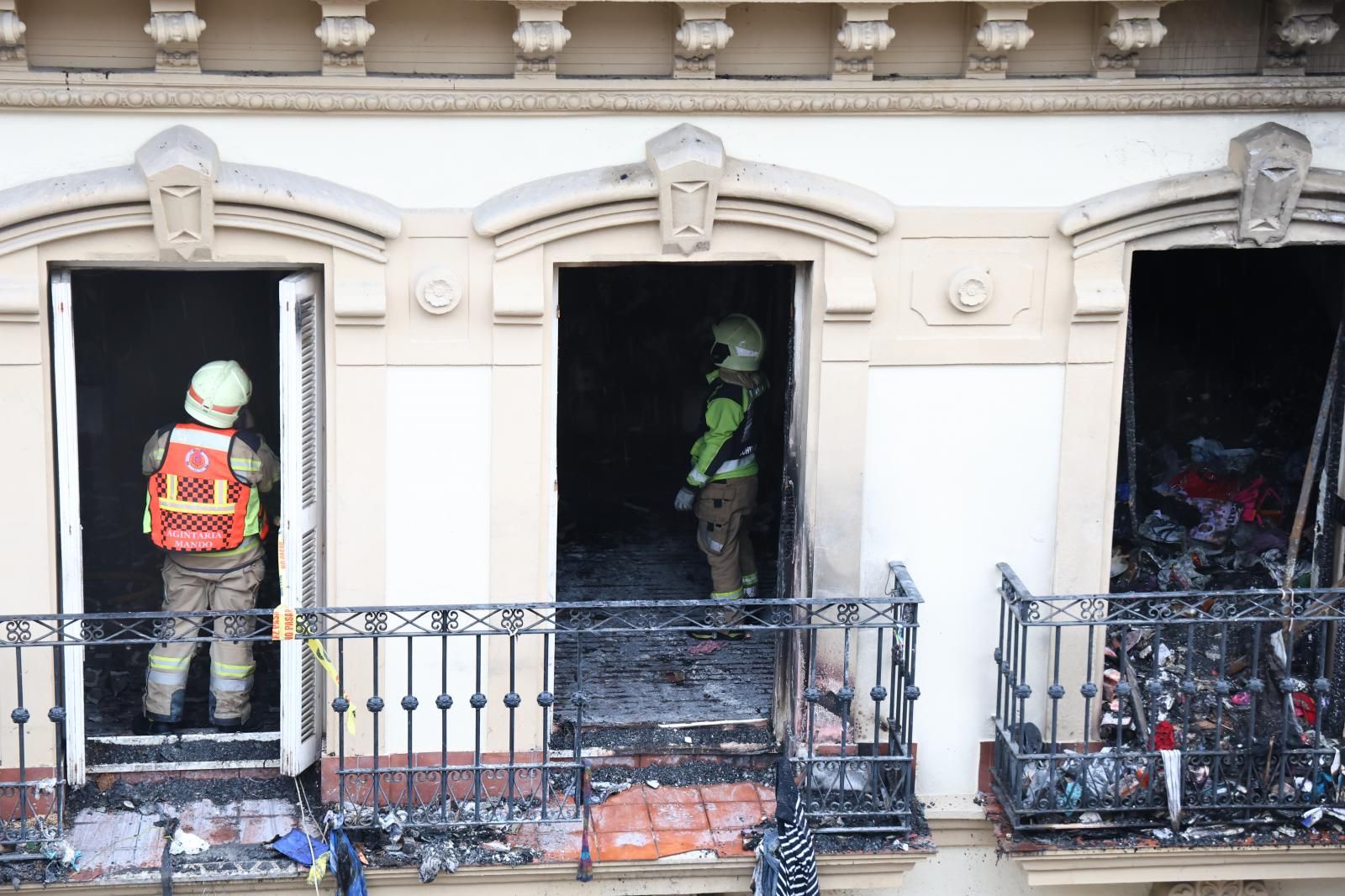 Los bomberos sacan kilos de basura