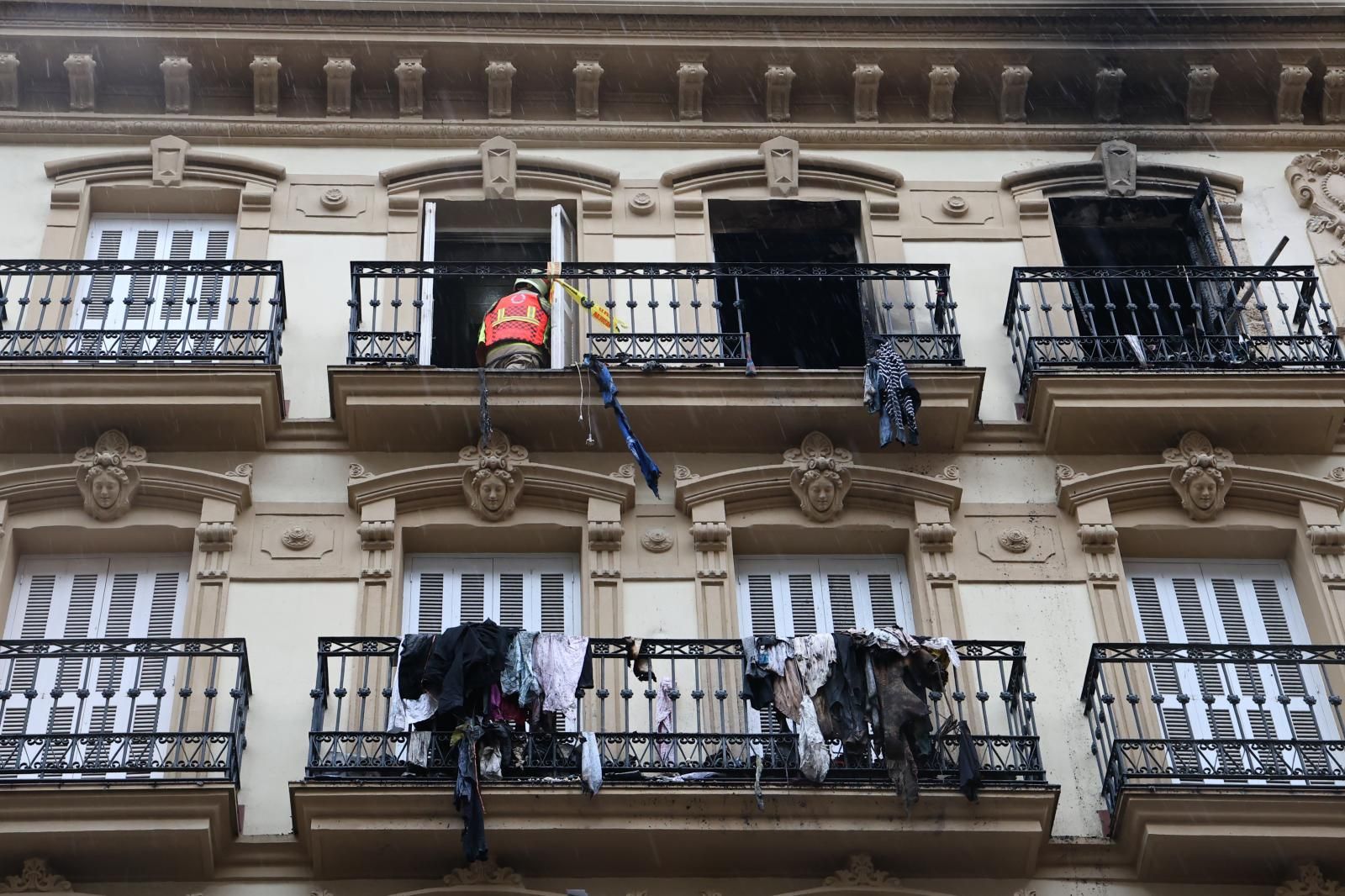 Los bomberos sacan kilos de basura