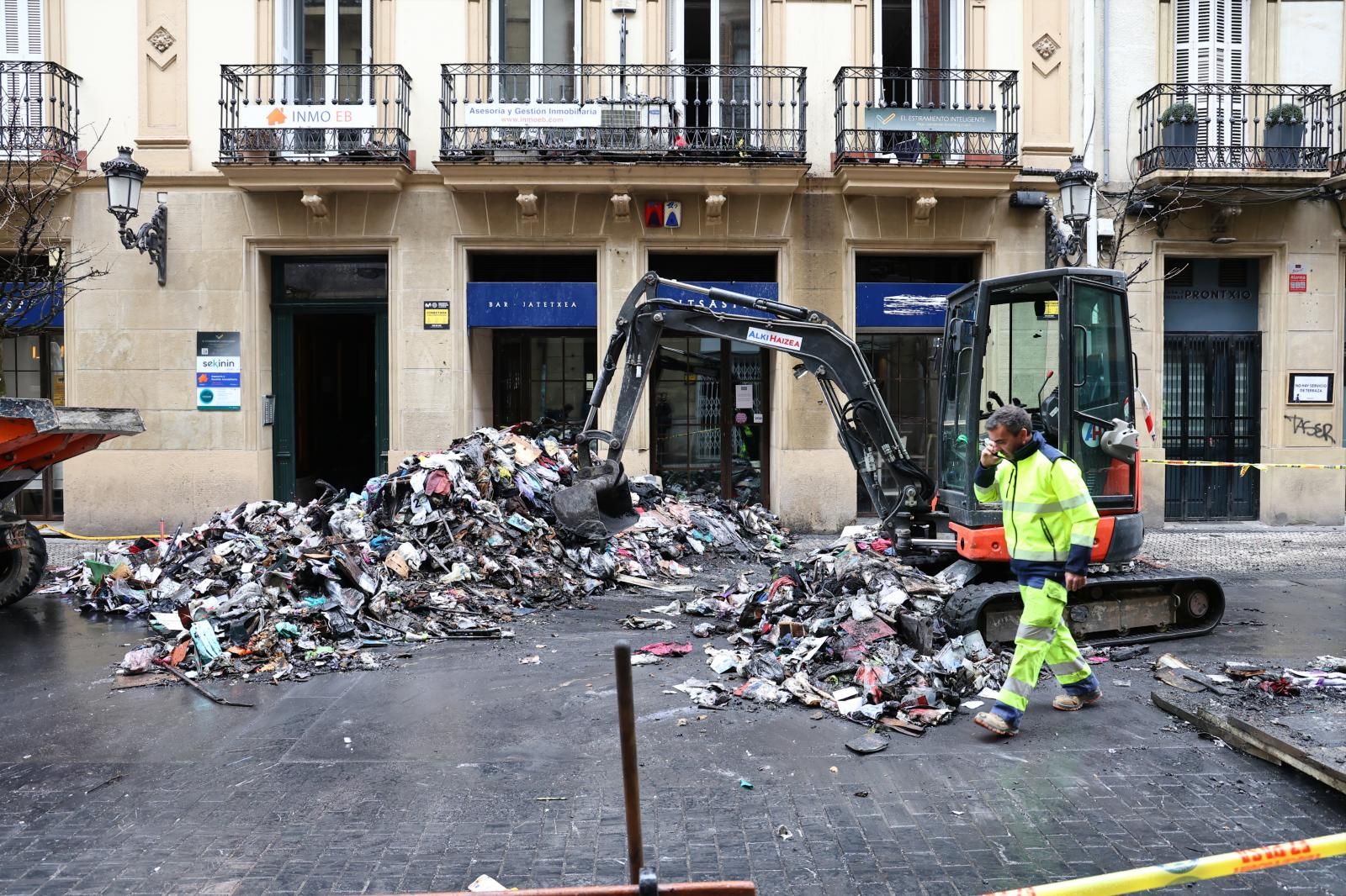 Los bomberos sacan kilos de basura