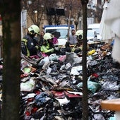 Los bomberos sacan kilos de basura