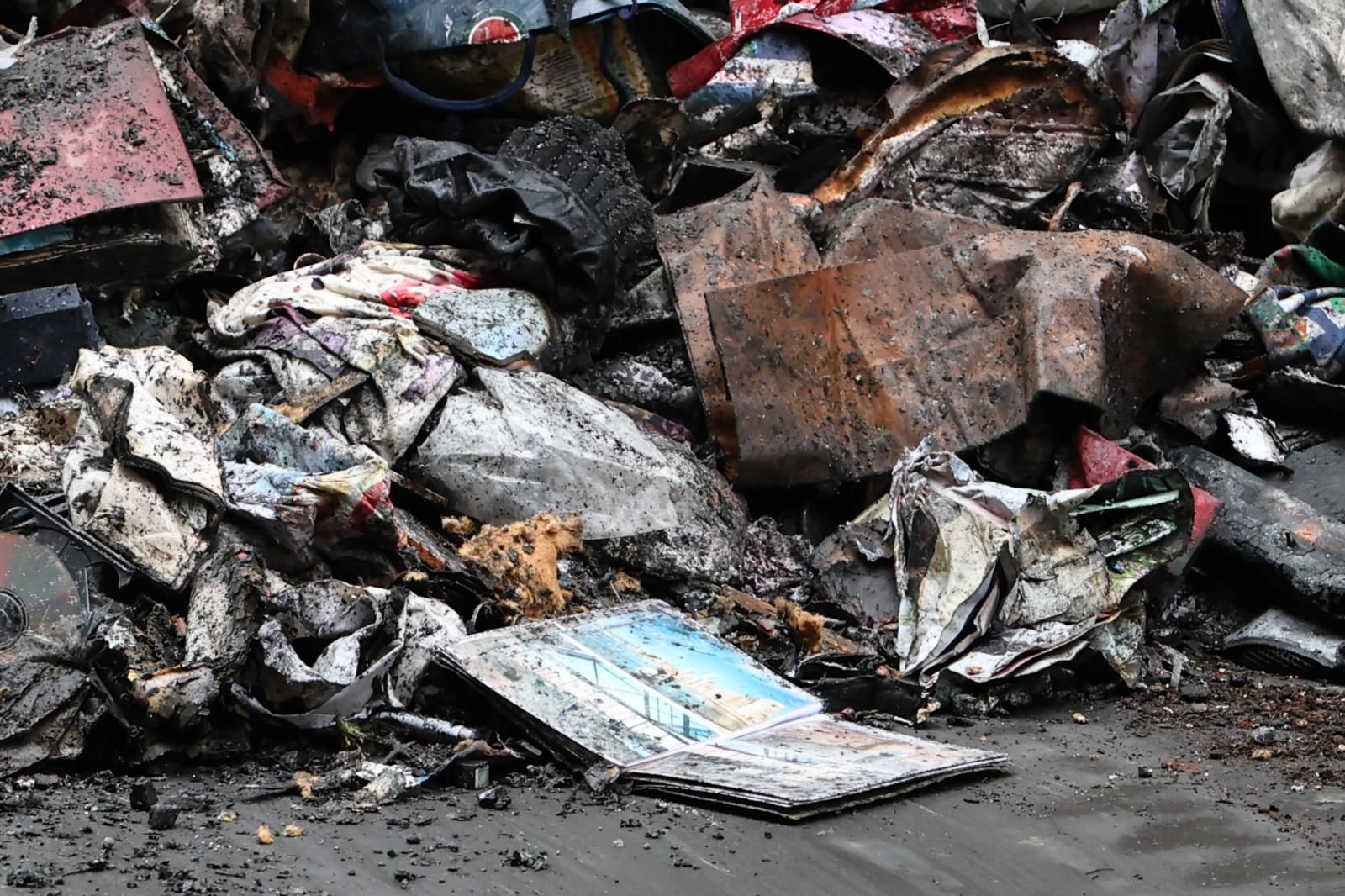 Los bomberos sacan kilos de basura