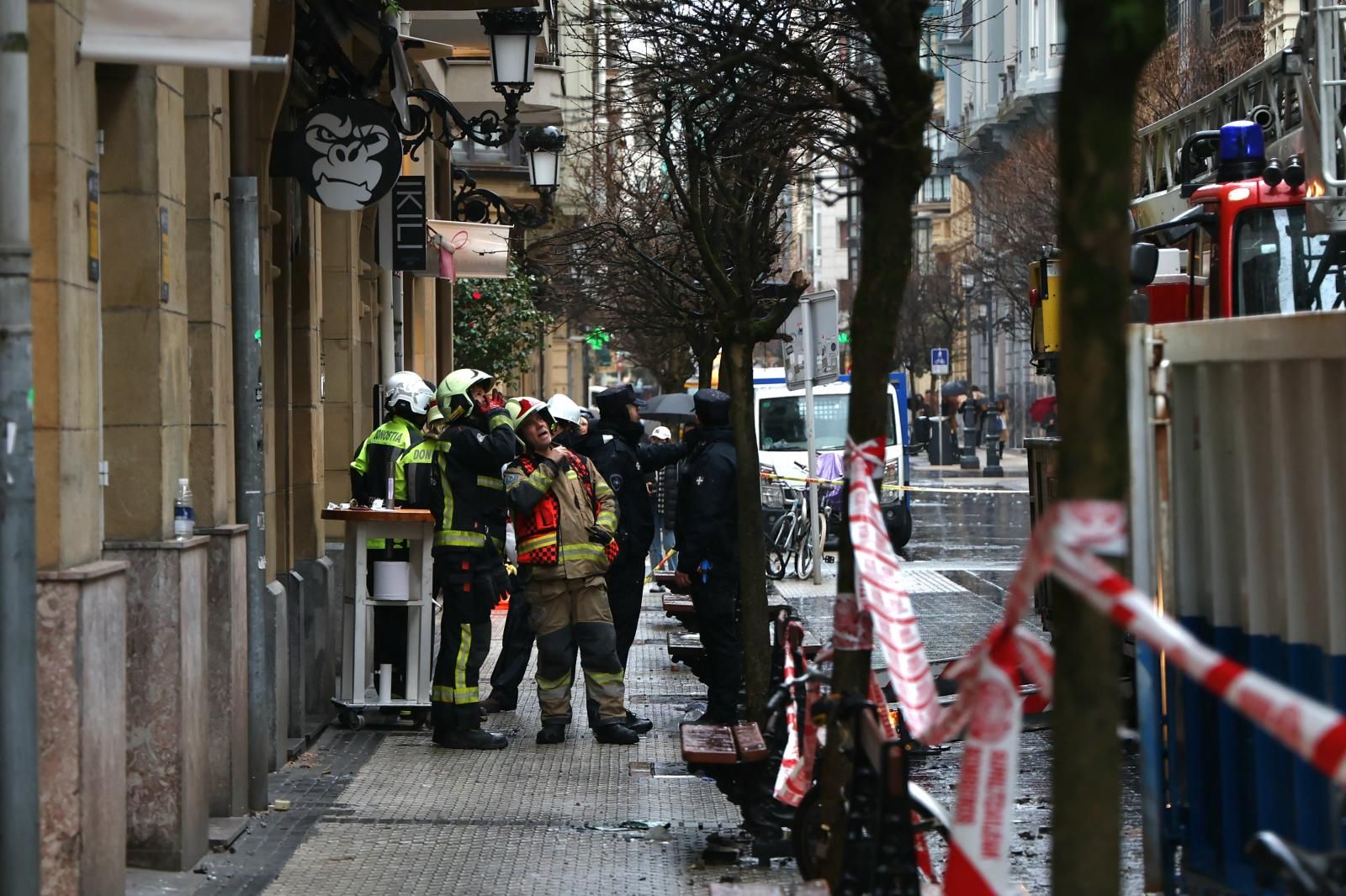 Los bomberos sacan kilos de basura