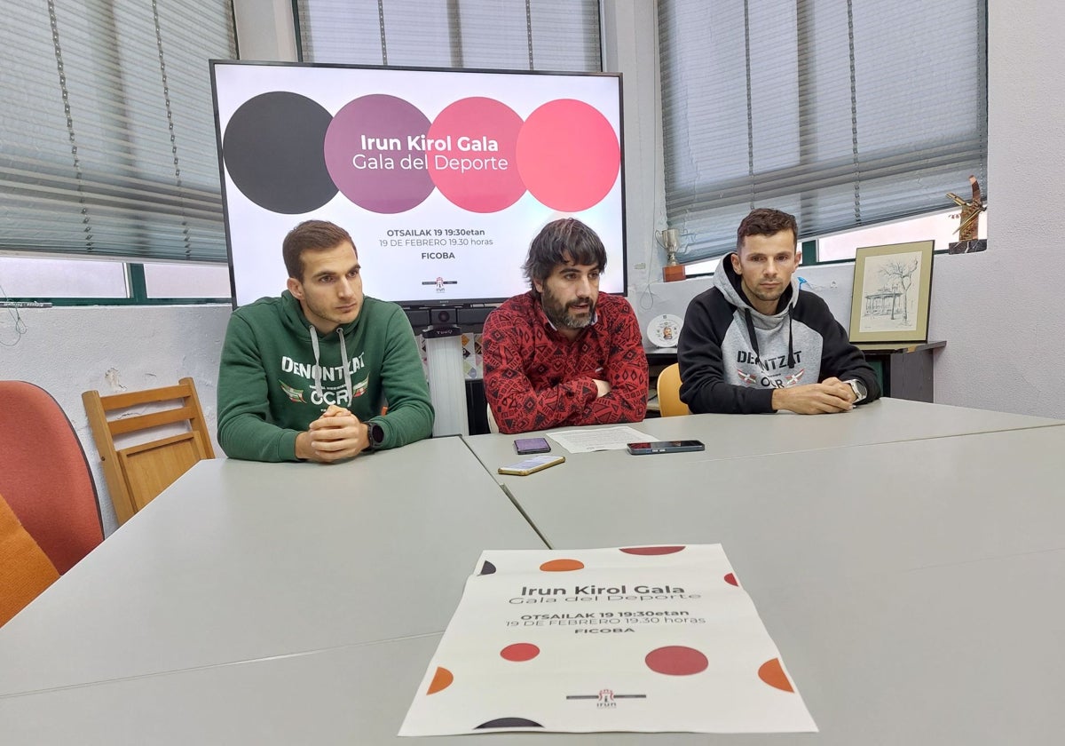 Patrick Laqueche, el concejal Borja Olazabal y Asier Landart.