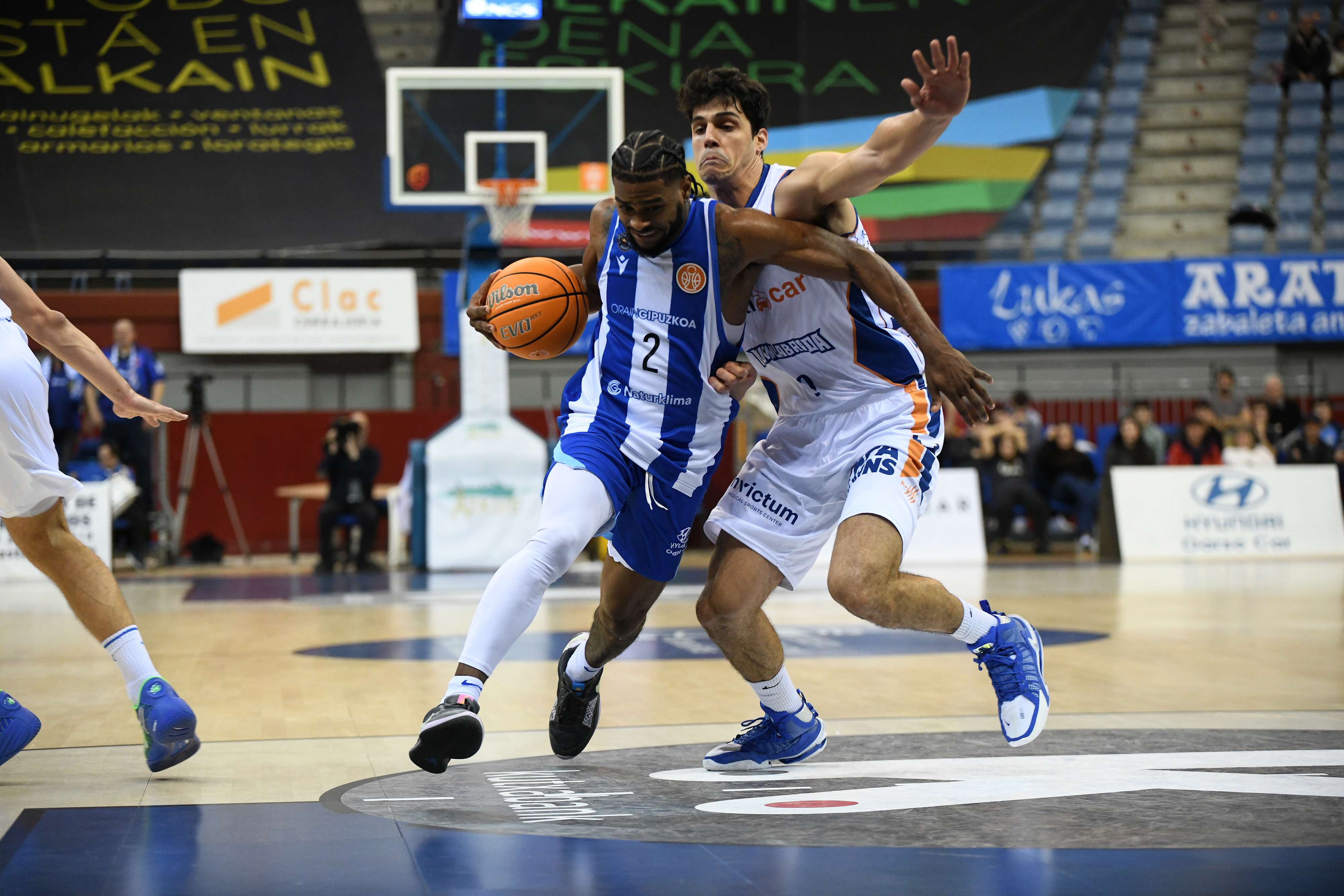 Johnson ataca el aro del Fuenlabrada, defendido por Jorge Bilbao.