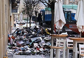 Montañas de basura del piso incendiado amontanadas en la calle San Marcial
