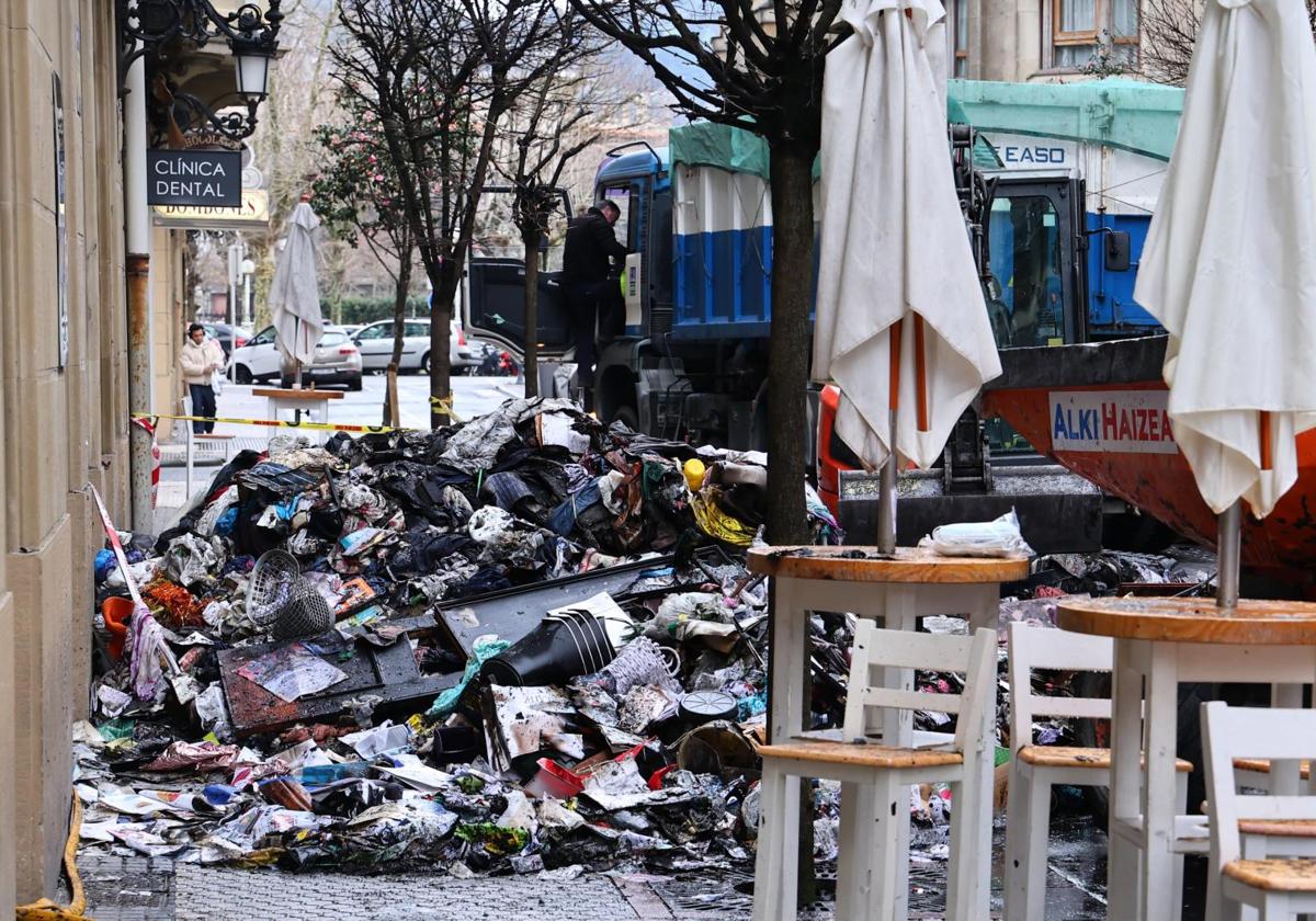 Montañas de basura del piso incendiado amontanadas en la calle San Marcial