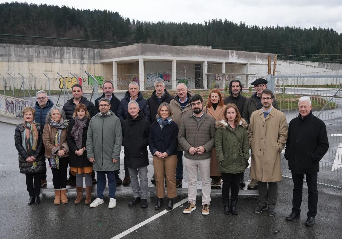 Representantes políticos de la comarca de Goierri y Navarra se han reunido este viernes frente a la ubicación de la futura estación de Ezkio-Itsaso.