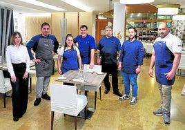 El equipo al completo del Haizea posa en el interior de su acogedor restaurante.