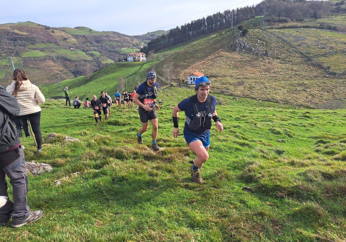 Corredores de la carrera de montaña zestoarra de 2024.