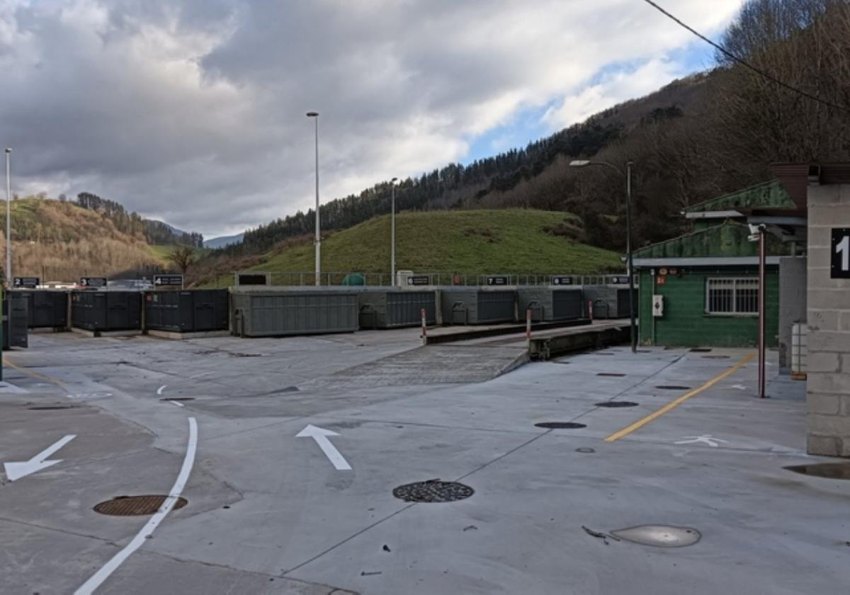 Entrada al renovado garbigune de Tolosaldea en San Blas.