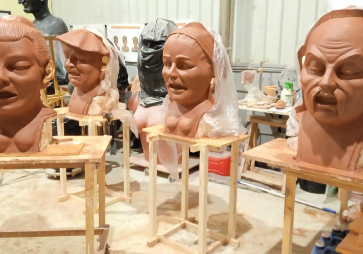 Algunas de las nuevas figuras de cabezudos que se están elaborando en el taller Eskuartean.