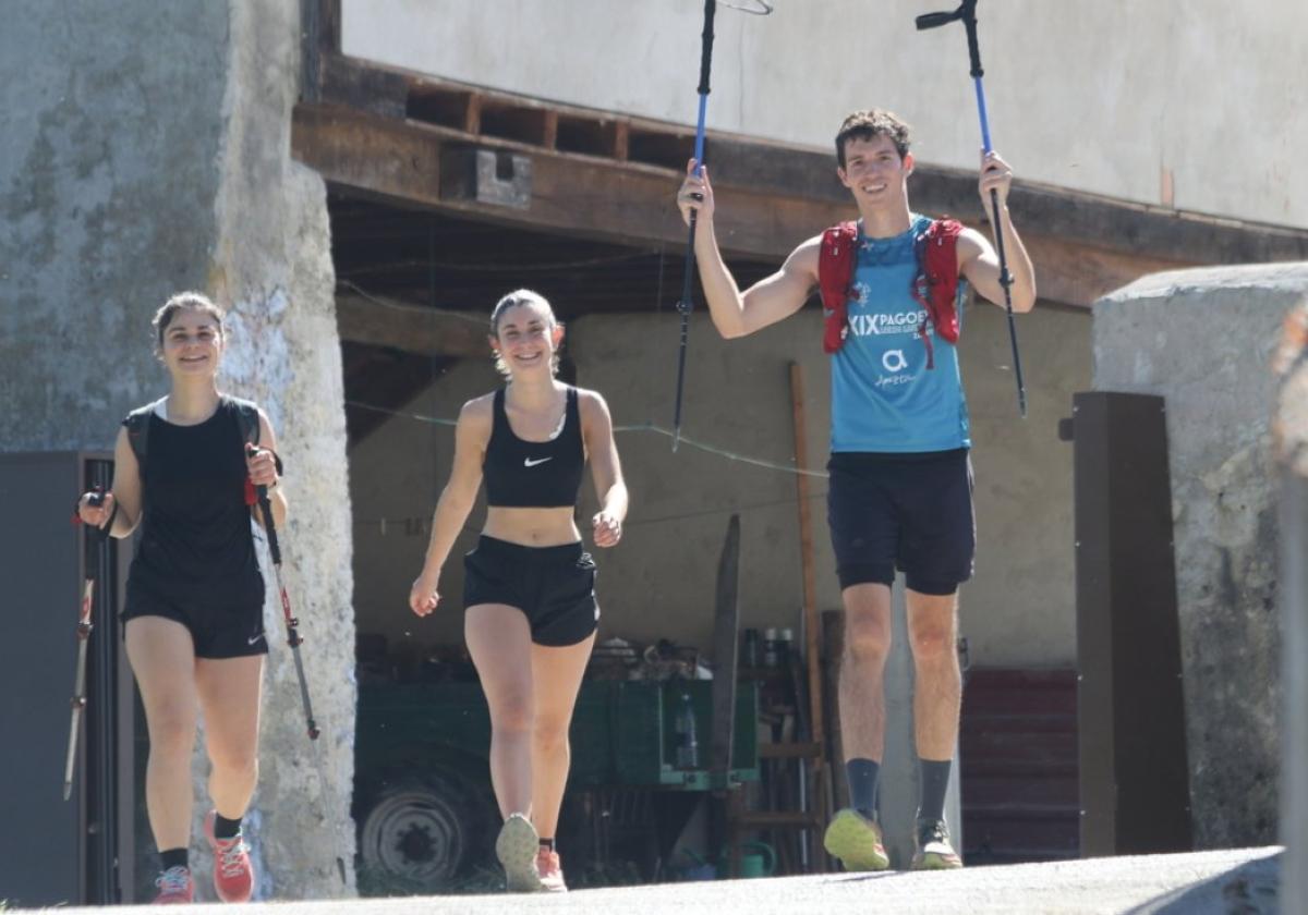 Tres jóvenes durante la vuelta montañera a Elgoibar del pasado año, en el barrio de Aiastia.