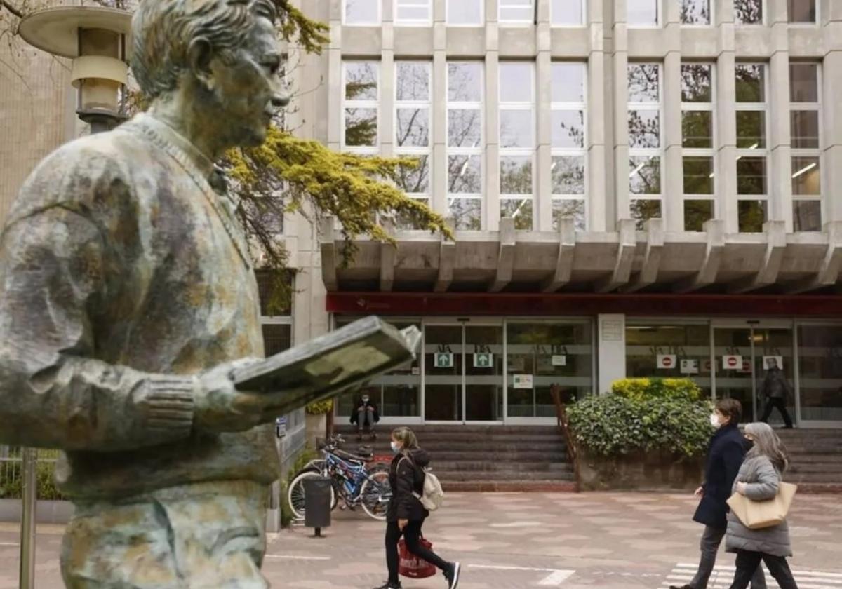 La estatua dedicada a Aldecoa, frente a la entrada de la casa de cultura Ignacio Aldecoa.