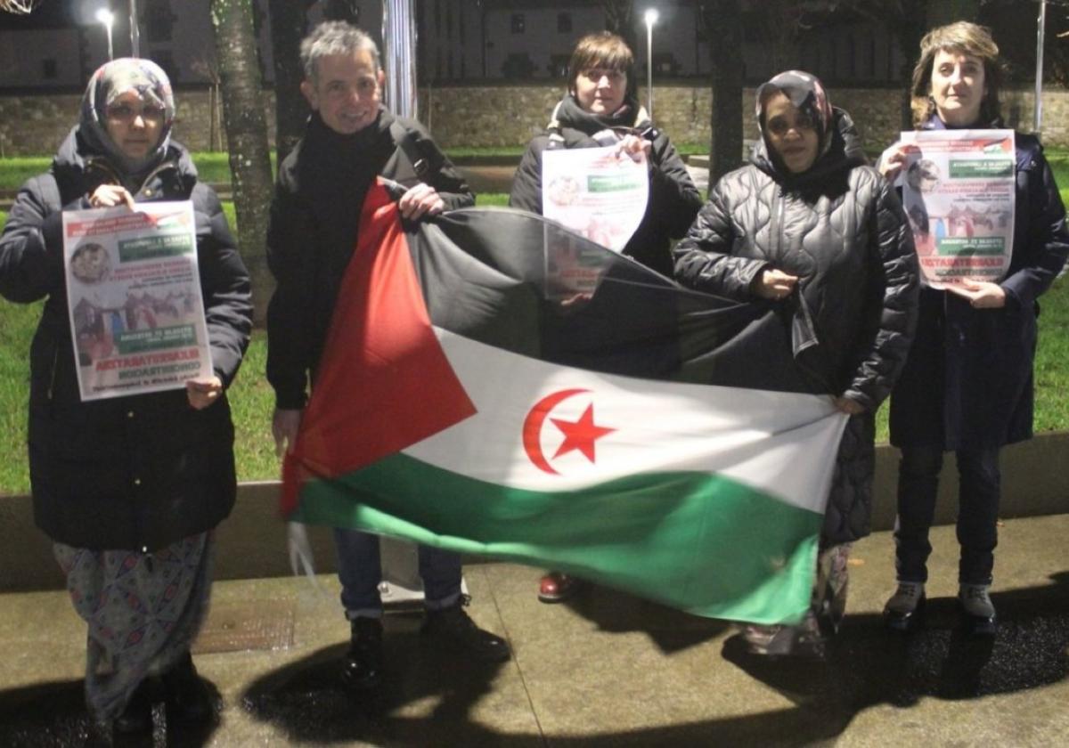 Miembros de Saharar Herriarekin Elkartasuna Lasarte-Oria en la reunión realizada recientemente.