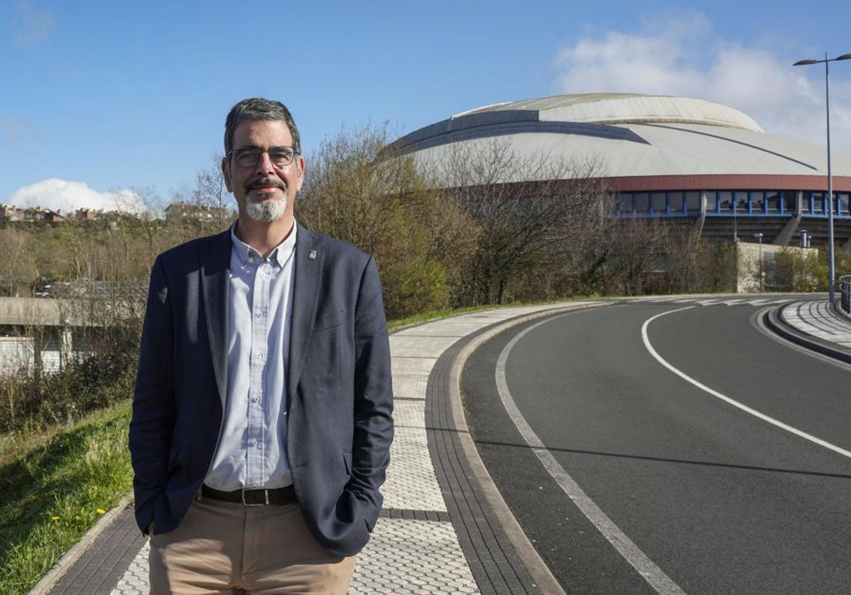 El alcalde de San Sebastián, Eneko Goia, en el complejo de Illunbe, que será totalmente reformado.