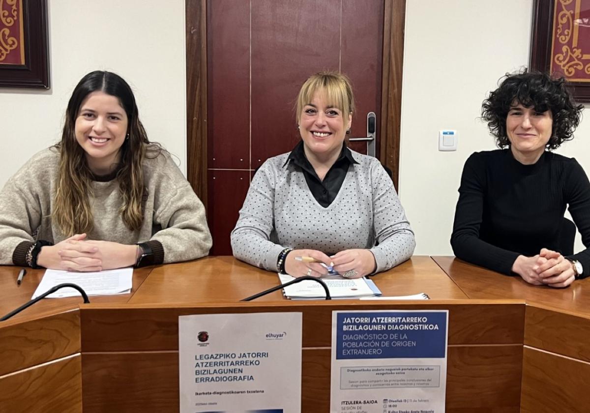 La técnica de Elhuyar, Leire Lizarralde, y las responsables municipales Nerea López de Heredia y Nerea Arregi.