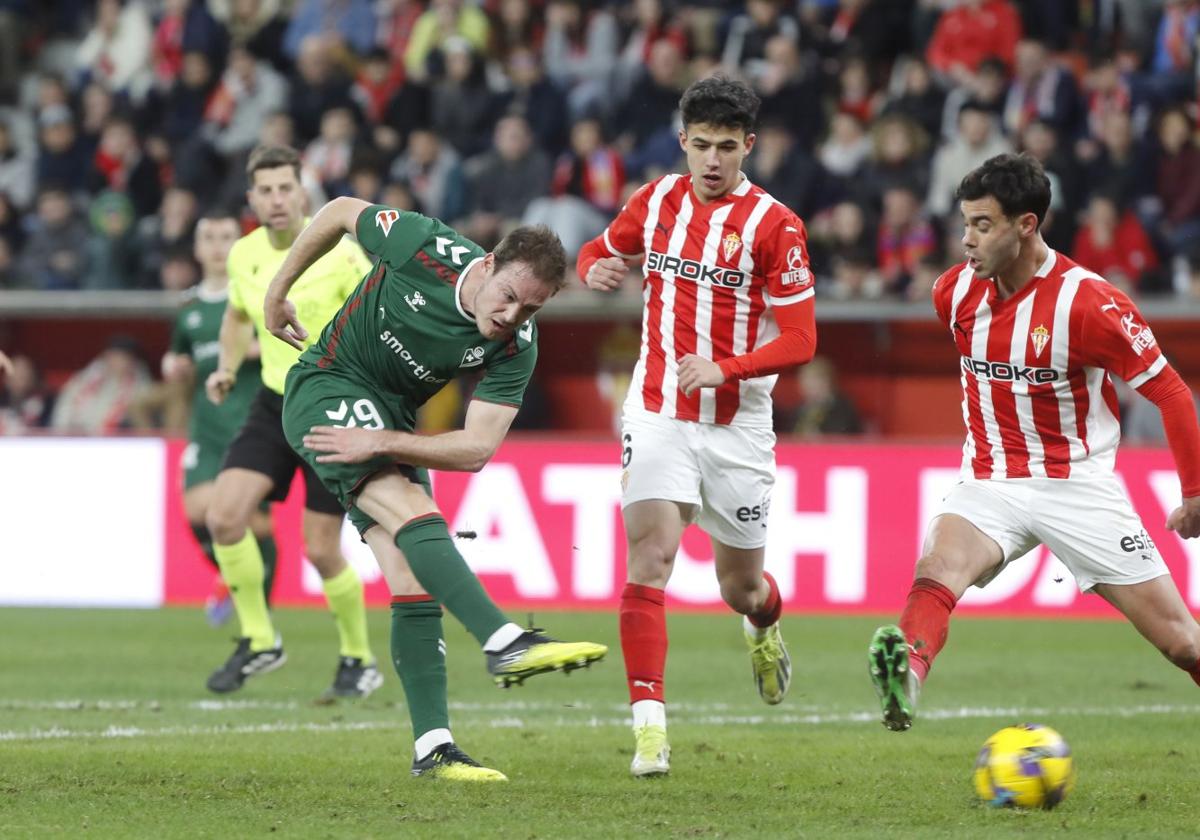 Jon Bautista remata a puerta ayer en el partido de El Molinón.