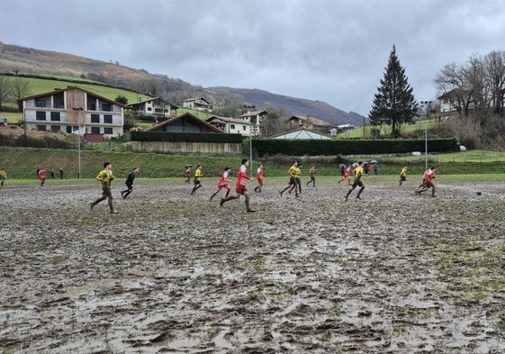 Los jugadores del club Aurrera de Leitza disputan un partido en el campo de Arkixkil.