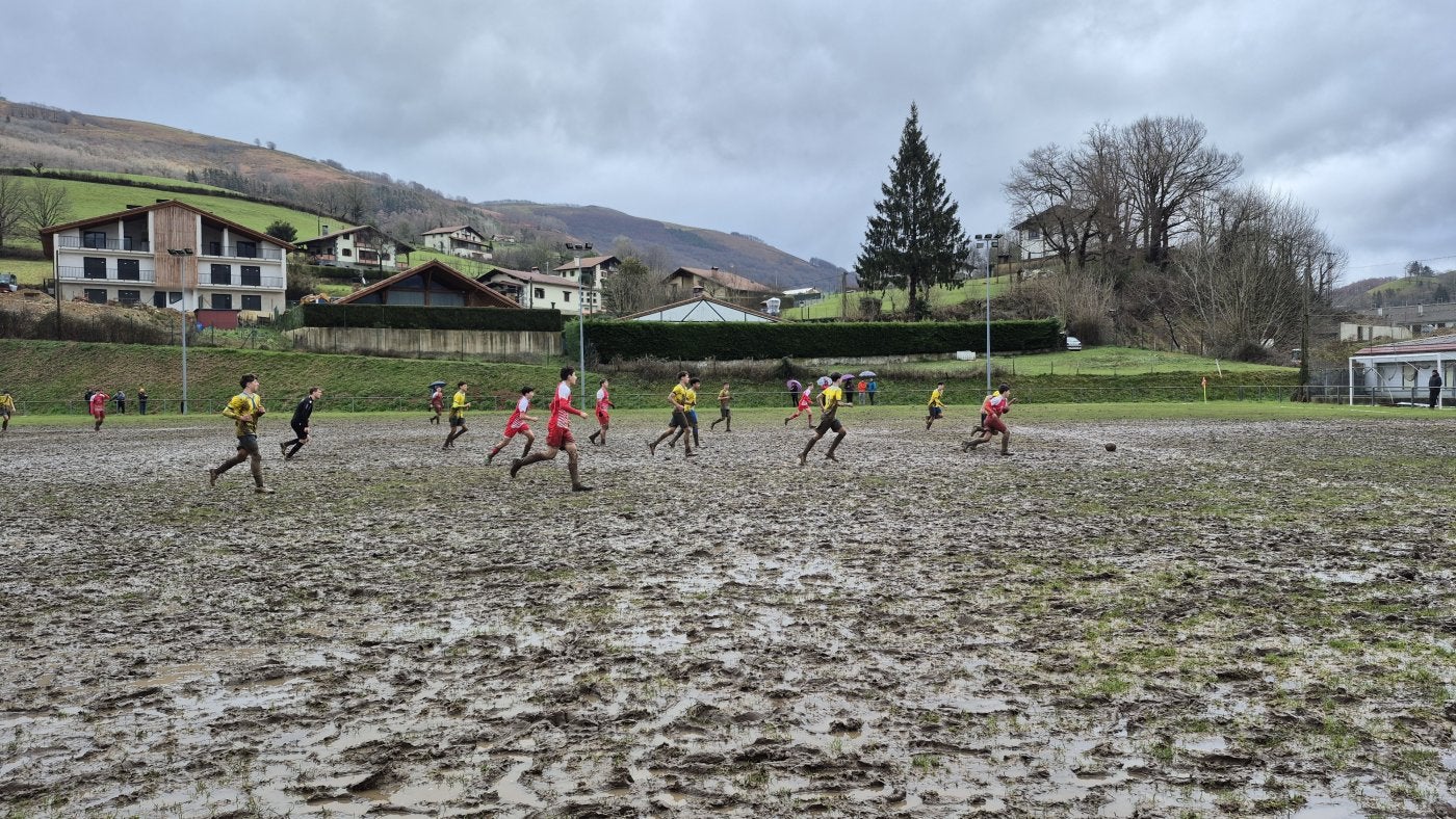 Los jugadores del club Aurrera de Leitza disputan un partido en el campo de Arkixkil.