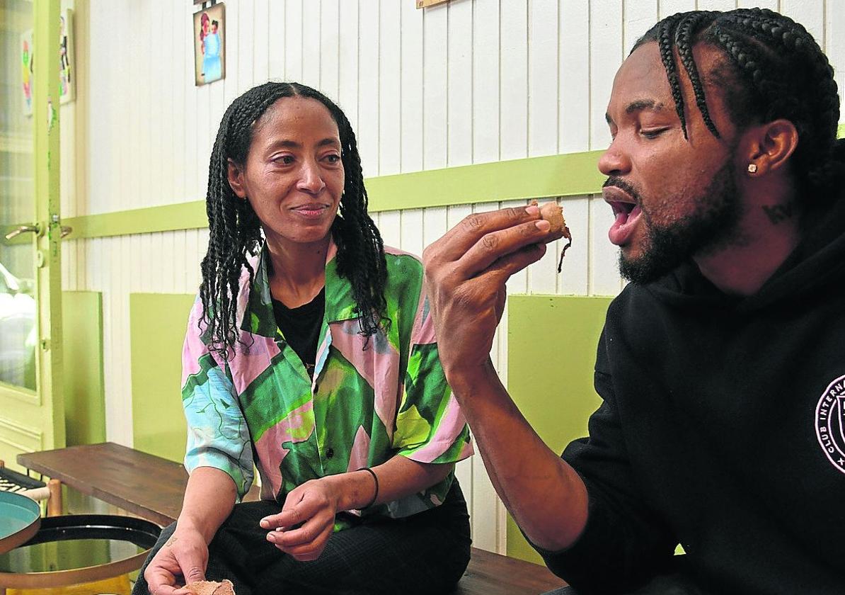 Un único plato, muchos colores, muchos sabores. Comiendo con la mano, claro. Rebecca y Kelvin, músico nigeriano, en Ethiopia-z.