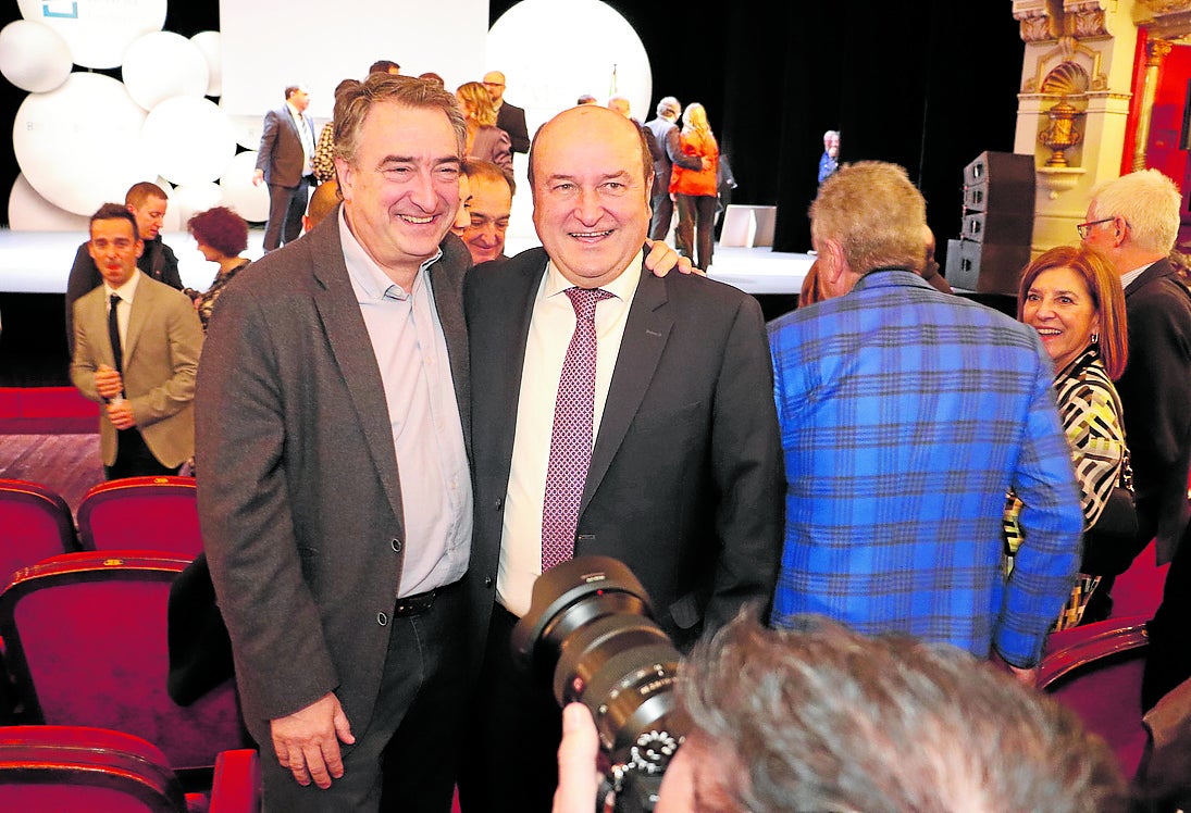 Aitor Esteban y Andoni Ortuzar en los premios Sabino Arana a finales de enero.
