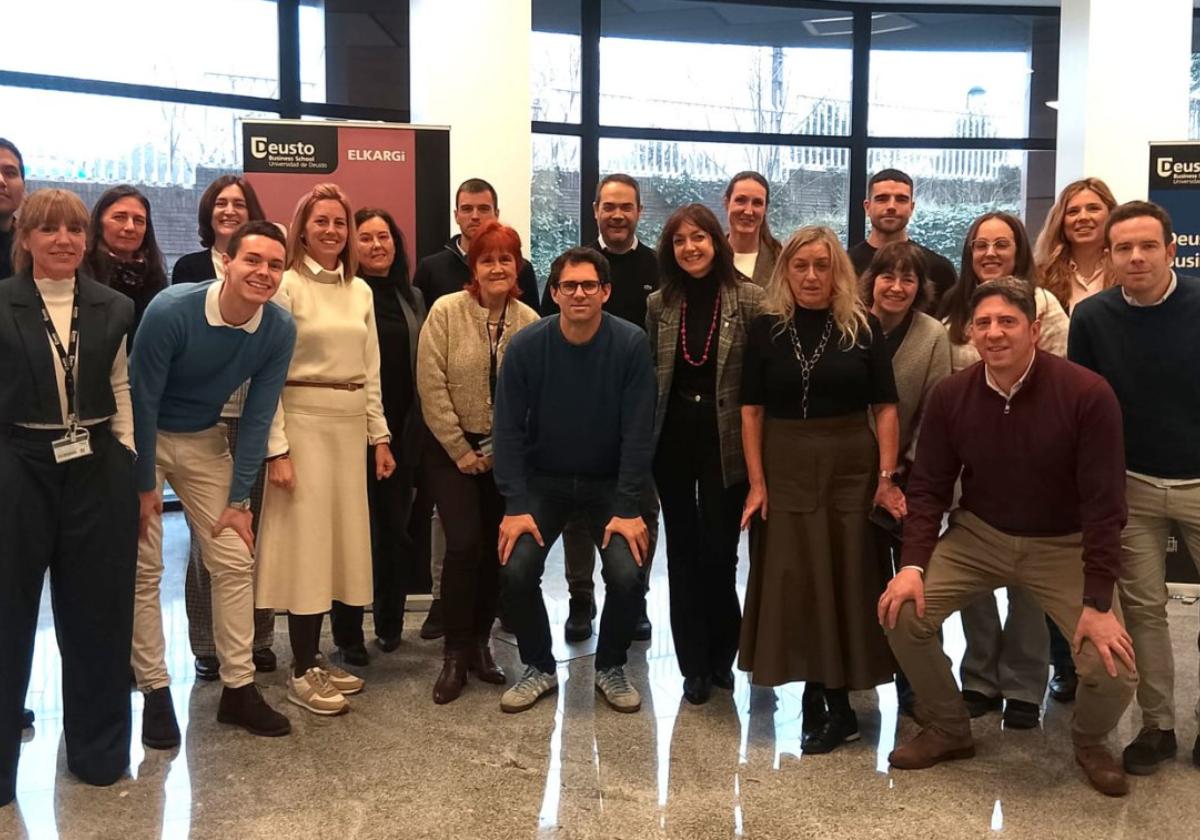 Directivos y profesionales de diversas empresas, ahora alumnos en el programa de Elkargi y la Universidad de Deusto.