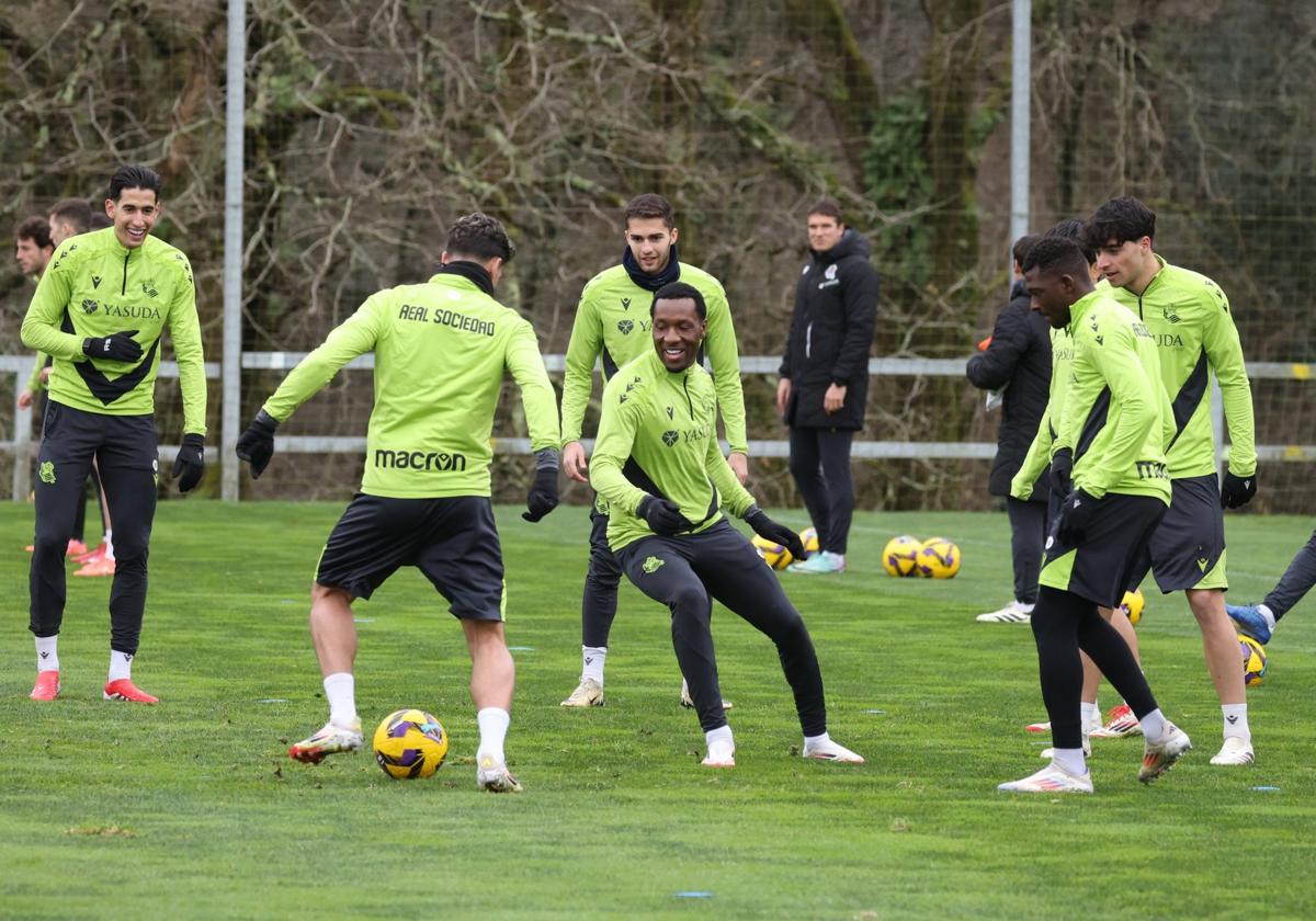 Javi López, Zakharyan y Becker participan en un rondo durante el entrenamiento de ayer en Zubieta.