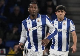 Sheraldo Becker trata de mover el balón por banda derecha, este domingo en Anoeta.