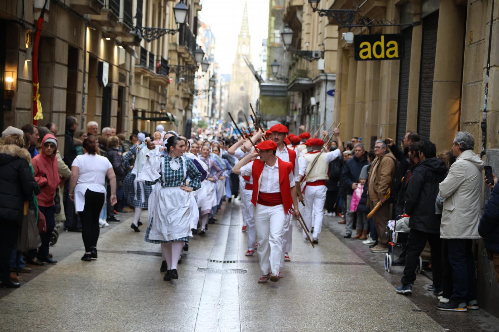 Inudeak eta Artzainak recorren la Parte Vieja