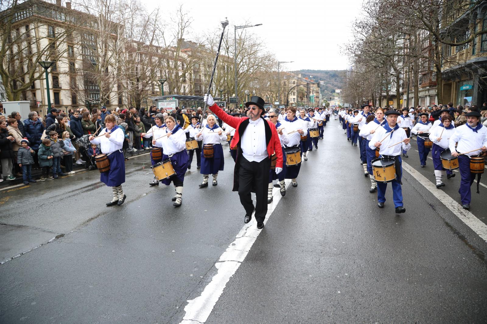 Inudeak eta Artzainak recorren la Parte Vieja