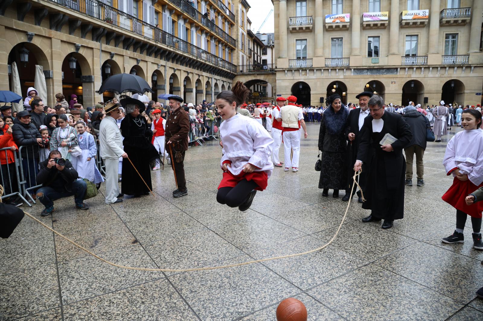 Inudeak eta Artzainak recorren la Parte Vieja