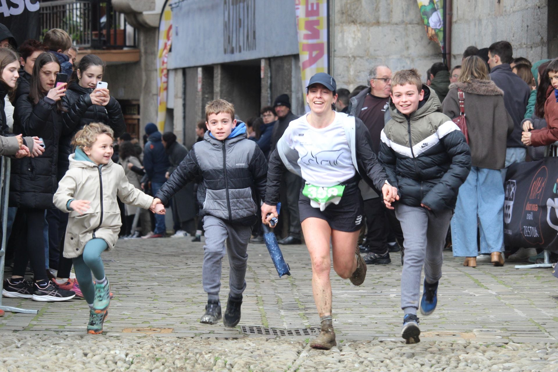 Iraitz Legorburu eta Eneritz Aramendi nagusi Kobaz Koba Trail lasterketan
