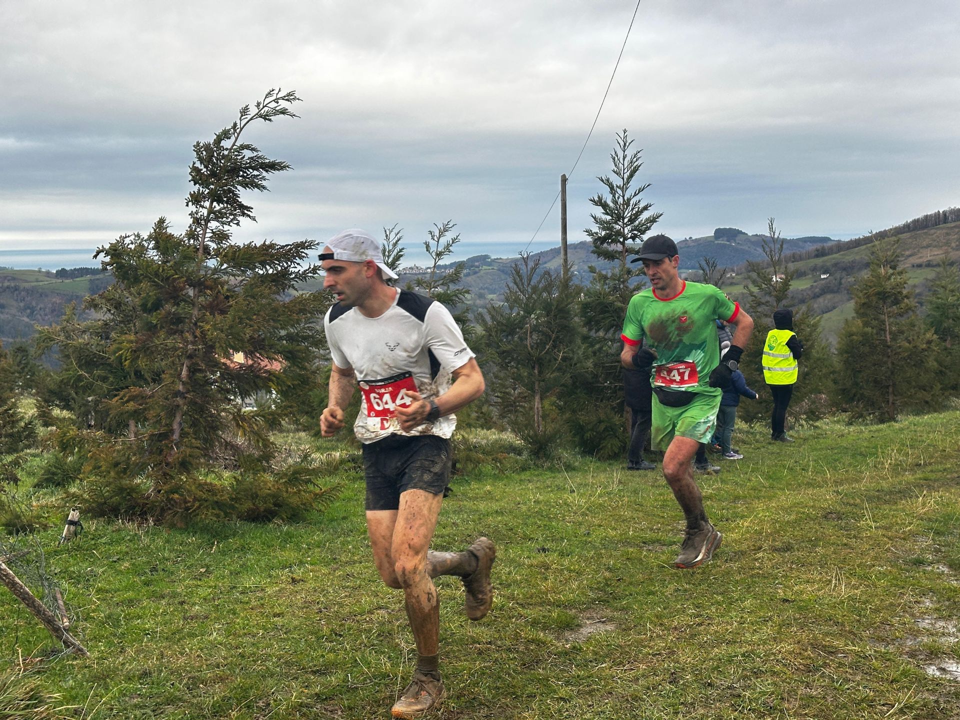 Iraitz Legorburu eta Eneritz Aramendi nagusi Kobaz Koba Trail lasterketan