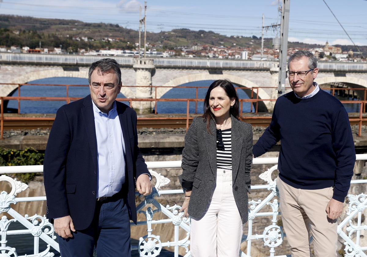 Aitor Esteban junto a la presidenta del Parlamento Vasco, Bakartxo Tejeria, y el exdiputado general de Gipuzkoa, Markel Olano, en Irun.