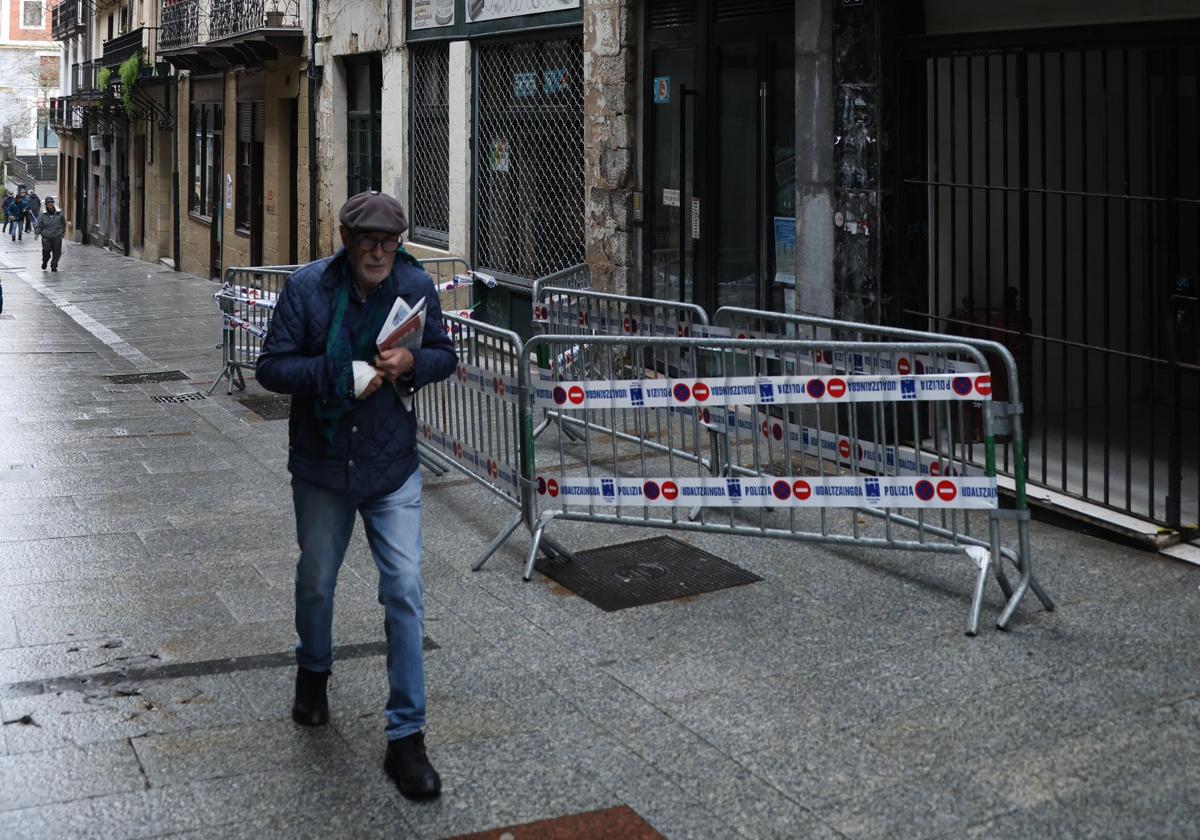 La zona está todavía protegida y precintada.