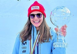 Irati Idiakez posa sonriente con el Globo de Cristal.